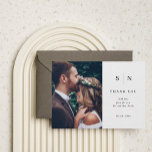 Postal Mínimo y Moda | Boda de fotos Gracias<br><div class="desc">Estas elegantes y modernas tarjetas postales de agradecimiento boda presentan un sencillo diseño de texto en blanco y negro que exuda estilo minimalista,  con tu foto favorita de un boda personal. Añada sus iniciales o su monograma para hacerlas completamente propias.</div>