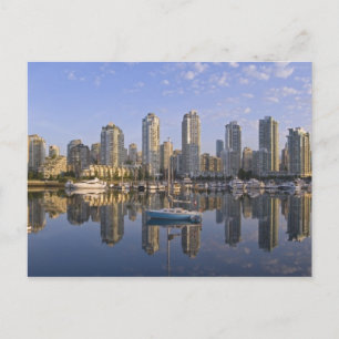 Postal Mirando a través de False Creek en el horizonte de