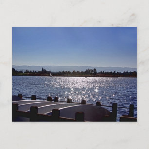 Postal Mirando el lago litoral antes de la puesta de sol,