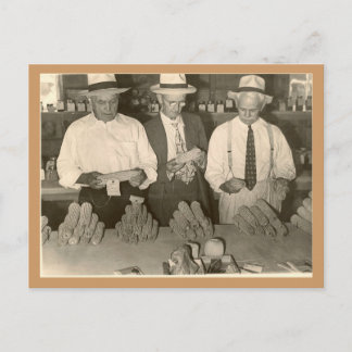 Postal Mirando el maíz