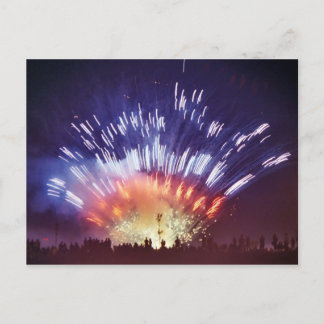 Postal Mirando fuegos artificiales
