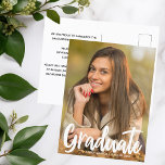 Postal moda de fotografía de graduados 2025 Sobreposición<br><div class="desc">El graduado está escrito en escritura manuscrita blanca sobre tu foto de retrato senior hace una postal de invitación de graduación moderna y de moda. Personalizar con su nombre y clase de instituto o universidad de 2025 bajo la tipografía audaz y añada sus detalles personales en la parte posterior de...</div>