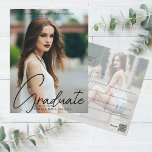 Postal Moda Graduación Foto Sobreposición manuscrita del<br><div class="desc">Esta tarjeta de postales de invitación de graduación de moda incluye sofisticados guiones negros a mano sobre una foto completa de moda de tu graduado. Personalizar esta tarjeta de graduación con una fotografía de la segunda escuela secundaria, universidad o universidad en la parte de atrás debajo de tus detalles principales....</div>