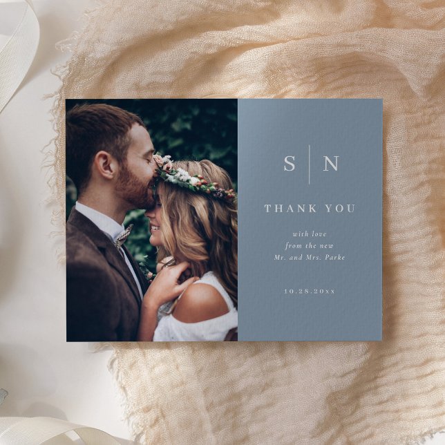 Postal Moda mínima | Blanco sobre una foto azul turbia (Subido por el creador)