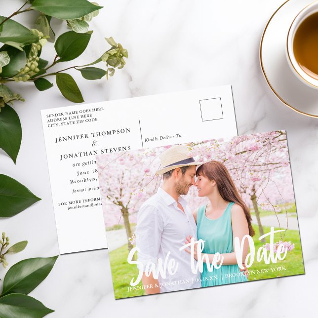 Postal Moda White Script Engagement Photo Save the Date (Subido por el creador)