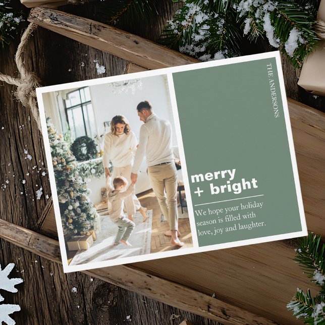 Postal Modern Green “Merry + Bright” Christmas Photo (Subido por el creador)
