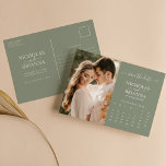 Postal Modern Sage Green Save the Date Photo Calendar<br><div class="desc">Modern Sage Green Save the Date Photo Calendar Postcard. Personalice fácilmente reemplazando cada información. Por favor,  suba un retrato/foto vertical. Mueva el círculo haciendo clic en el Personalizar de vínculos. Asegúrese de comprobar la previsualización antes de añadir al carrito. (Foto de Jonathan Borba de Pexels)</div>