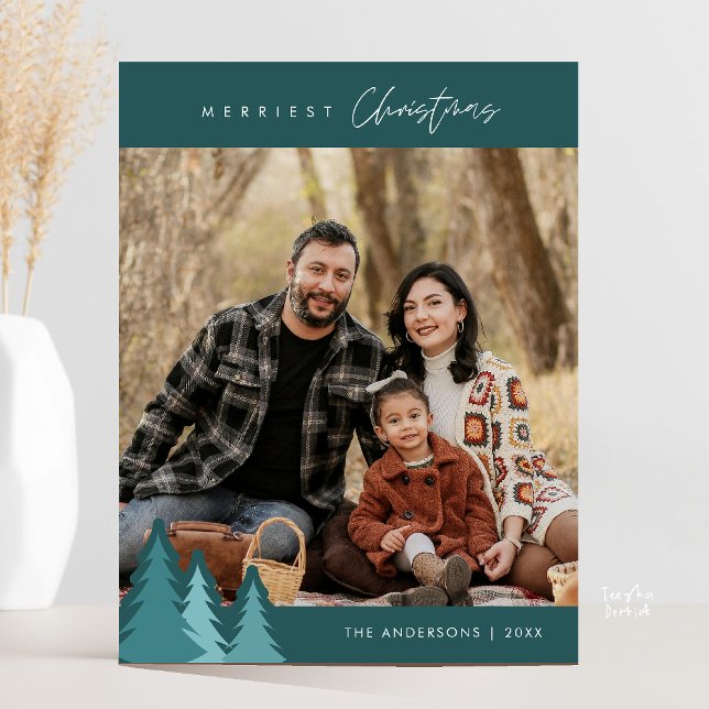 Postal Moderna foto familiar de Navidad al aire libre (Modern Outdoor, Merriest Christmas Family Photo Postcard in emerald green)