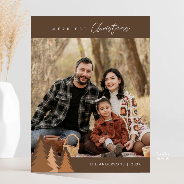 Postal Moderna foto familiar de Navidad al aire libre (Modern Outdoor, Merriest Christmas Family Photo Postcard in wood taupe brown)