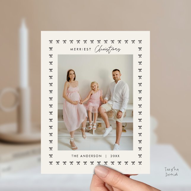 Postal Moderna Foto Familiar de Navidad con Patrón de Laz (Modern Black Bow Pattern Family Photo Classy Elegant Christmas Postcard in Beige Background)