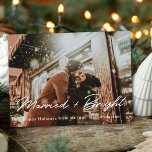 Postal Moderna fotografía de recién casados y brillantes<br><div class="desc">Postales para Navidades recién casados diseñadas por personalizados que presentan un diseño moderno con letras a mano con tu mensaje de bienvenida de vacaciones personalizado.</div>