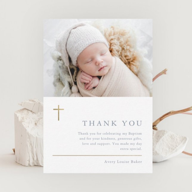 Postal Moderna Mínima Oro Cruzada Foto Bautismo Gracias (Elegant gold cross baby photo baptism thank you postcard.)