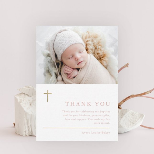 Postal Moderna Mínima Oro Cruzada Foto Bautismo Gracias (Elegant gold cross baby photo baptism thank you postcard.)
