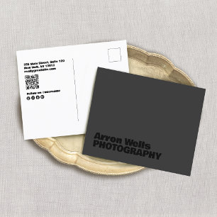 Postal Moderna tipografía negrita negra y negra Código QR