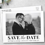 Postal Moderna y moderna foto en blanco y negro salva la<br><div class="desc">Moderno trendy Save The Date Black and White Photo Postcard con escritura en bloque y combinación de escritura caligráfica.</div>