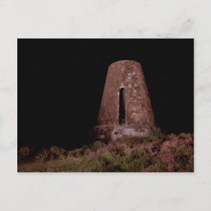 Postal Molino de azúcar en la noche, isla caribeña de