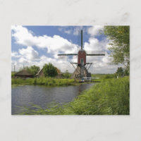 Molino de viento a lo largo de un canal al este de