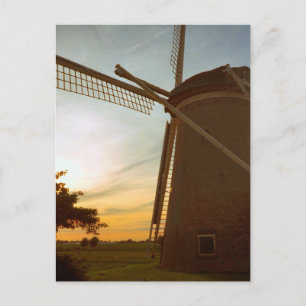 Postal Molino de viento al atardecer