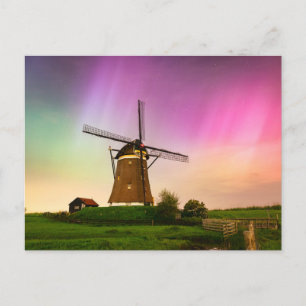 Postal Molino de viento tradicional bajo la Aurora Boreal