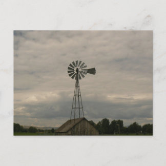 Postal Molino de viento y cielo nublado