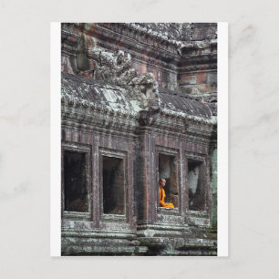 Postal Monje budista meditando en el templo Angkor Wat