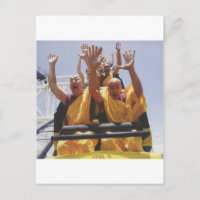 monjes budistas felices en una montaña rusa