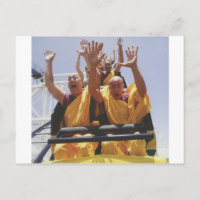 monjes budistas felices en una montaña rusa