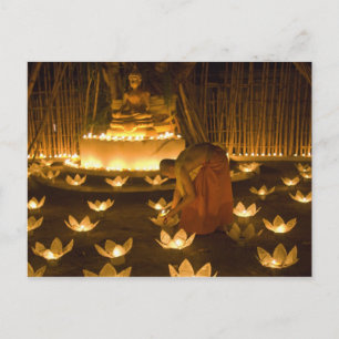 Postal Monjes encendiendo velas y linternas khom loy para