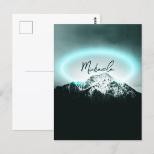 Postal Monograma misterioso de neón azul de montaña nevad