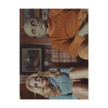 Monstruo y mujer en sofá de los años 70