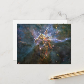 Postal Montaña mística en el espacio hubble de la nebulos