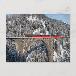 Postal Montañas cubiertas de nieve de tren rojo Suiza