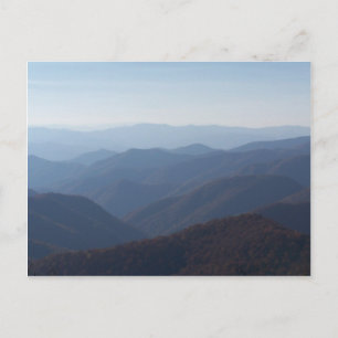 Postal montañas de borde azul