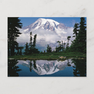 Postal Monte Rainier reflejado en un tarn de montaña