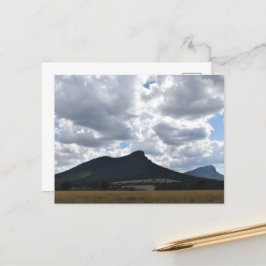 Postal Montes de esturión y abrupto bajo nubes dramáticas