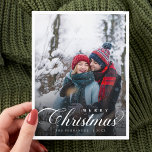Postal Morerry Christmas Couple Photo Moderne Script<br><div class="desc">La postal de escritura moderna de la pareja de navidad de Feliz Navidad muestra maravillosamente la foto de tu pareja favorita con un guión elegante y elegante que añade un toque personal y sincero a tus saludos navideños. Su diseño moderno y simple captura perfectamente la alegría de la temporada, y...</div>
