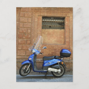 Postal Motocicleta azul por pared roja, Siena, Italia