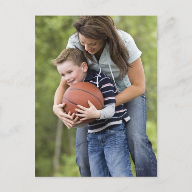 Postal MR. madre (26 años) jugando baloncesto con su hijo (Anverso)