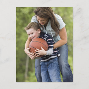 Postal MR. madre (26 años) jugando baloncesto con su hijo