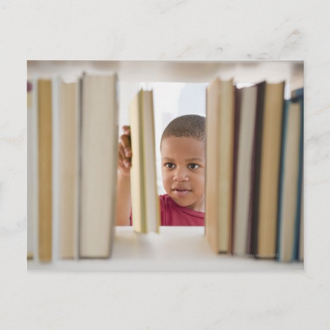 Postal Muchacho afroamericano seleccionando libro (Anverso)