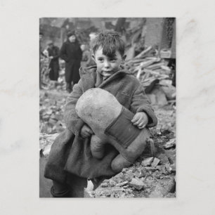 Postal Muchacho con el peluche, 1945