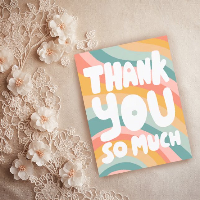 Postal MUCHAS GRACIAS PERSONALIZADO Pastel de rayas arcoi (Pastel rainbow stripes thank you handlettering bubble letters custom postcard)