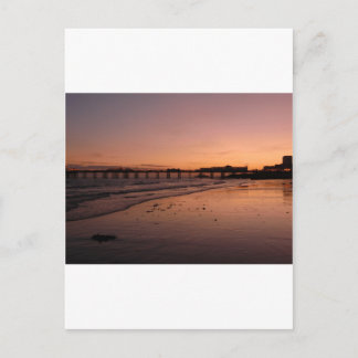Postal muelle brillante en la puesta de sol