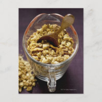Muesli crujiente con cuchara de madera en una medi