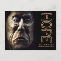 Mujer aborigen maderera tallando