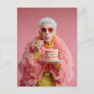 Postal Mujer anciana elegante comiendo pastel con moda ro