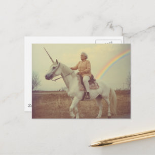 Postal Mujer anciana montando un unicornio