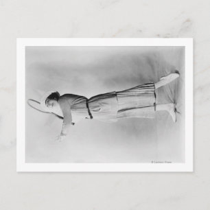 Postal Mujer balanceando tenis Raquet