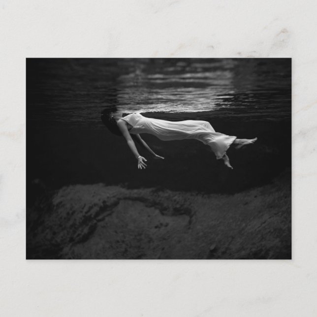 Postal Mujer blanca y negra en la fotografía de agua (Anverso)