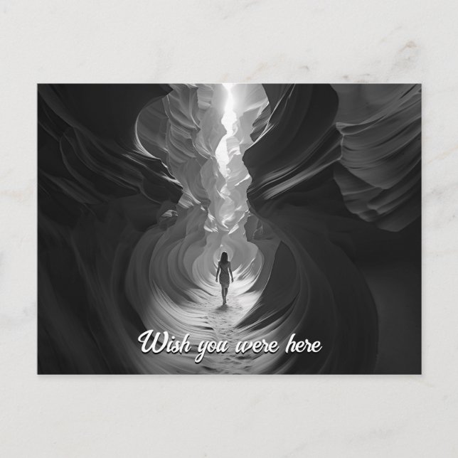 Postal Mujer caminando a través de una foto de B&W sobre  (Anverso)